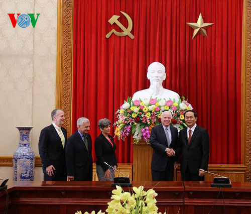 ພົນເອກເຈີນດ້າຍກວາງຕ້ອນຮັບຄະນະກຳມາທິການວຽກງານການທະຫານສະພາສູງອາເມລິກາ